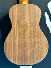 Load image into Gallery viewer, 【預售】100% Handmade Oulcraft Walnut / Pale Moon Ebony 23&quot; Concert Ukulele
